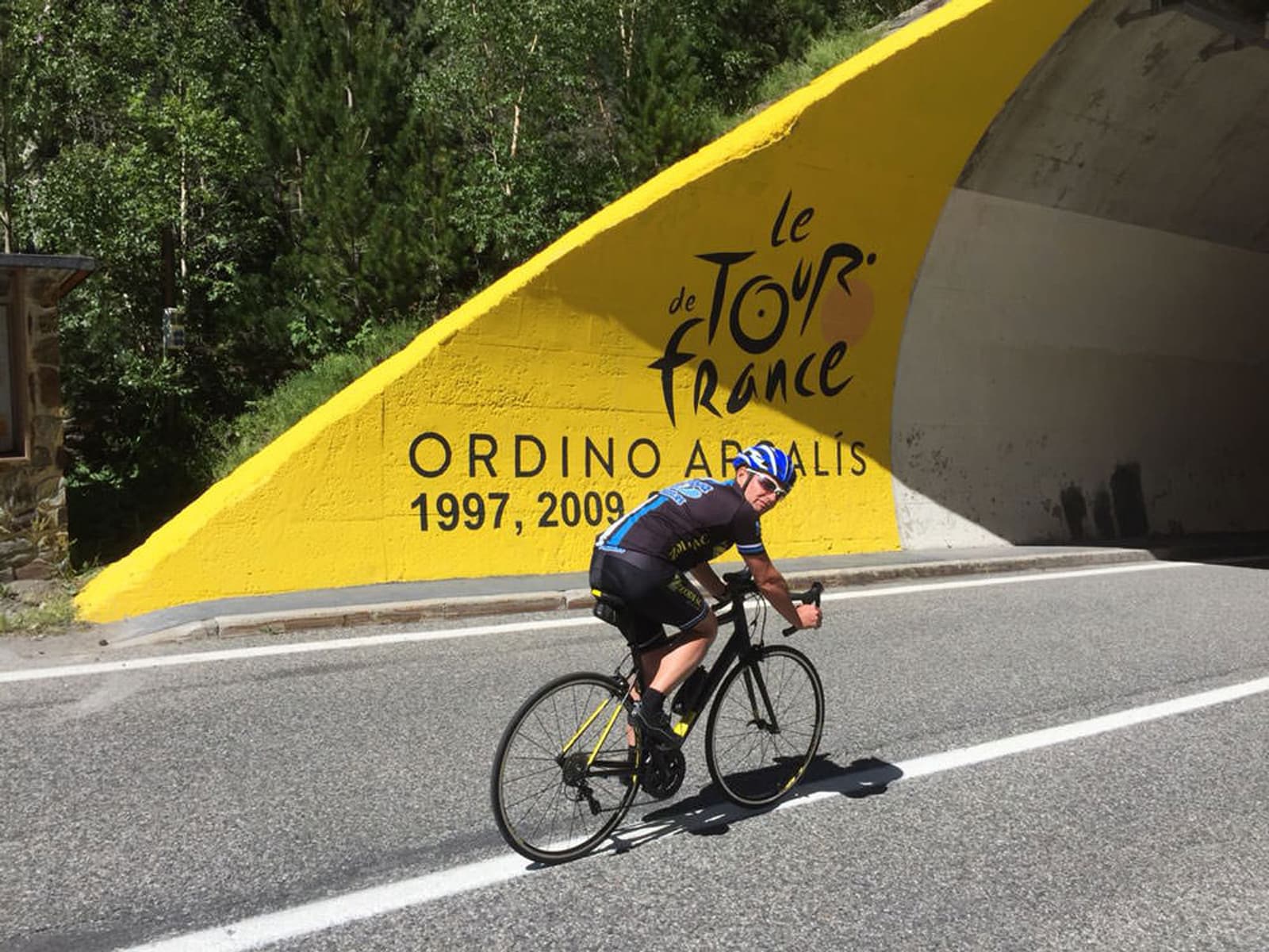 Rennradreise Andorra Pyrenäen - Radler vor Einfahrt in einen Tunnel der Tour de France
