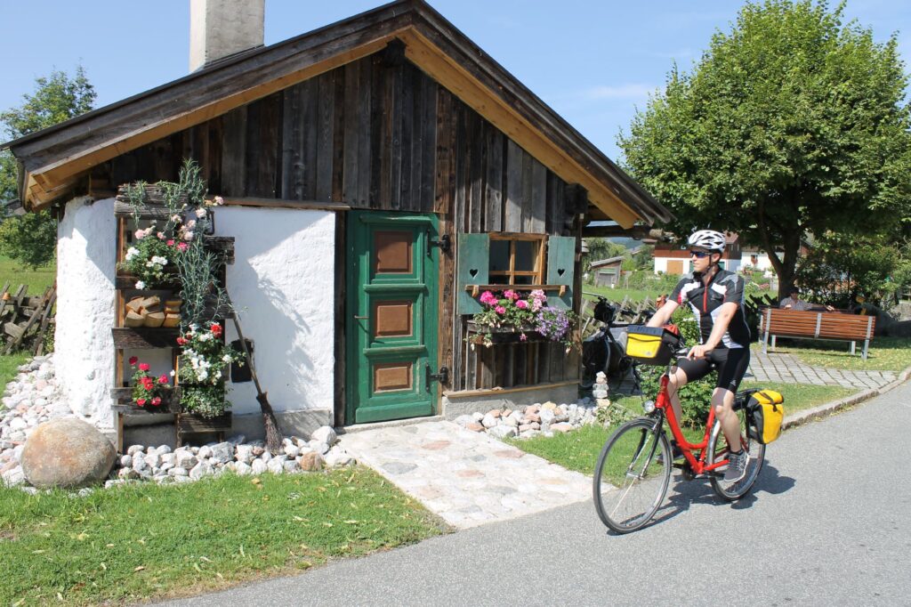 Radreise Österreich Innsbruck nach Salzburg urige Hütte am Radweg