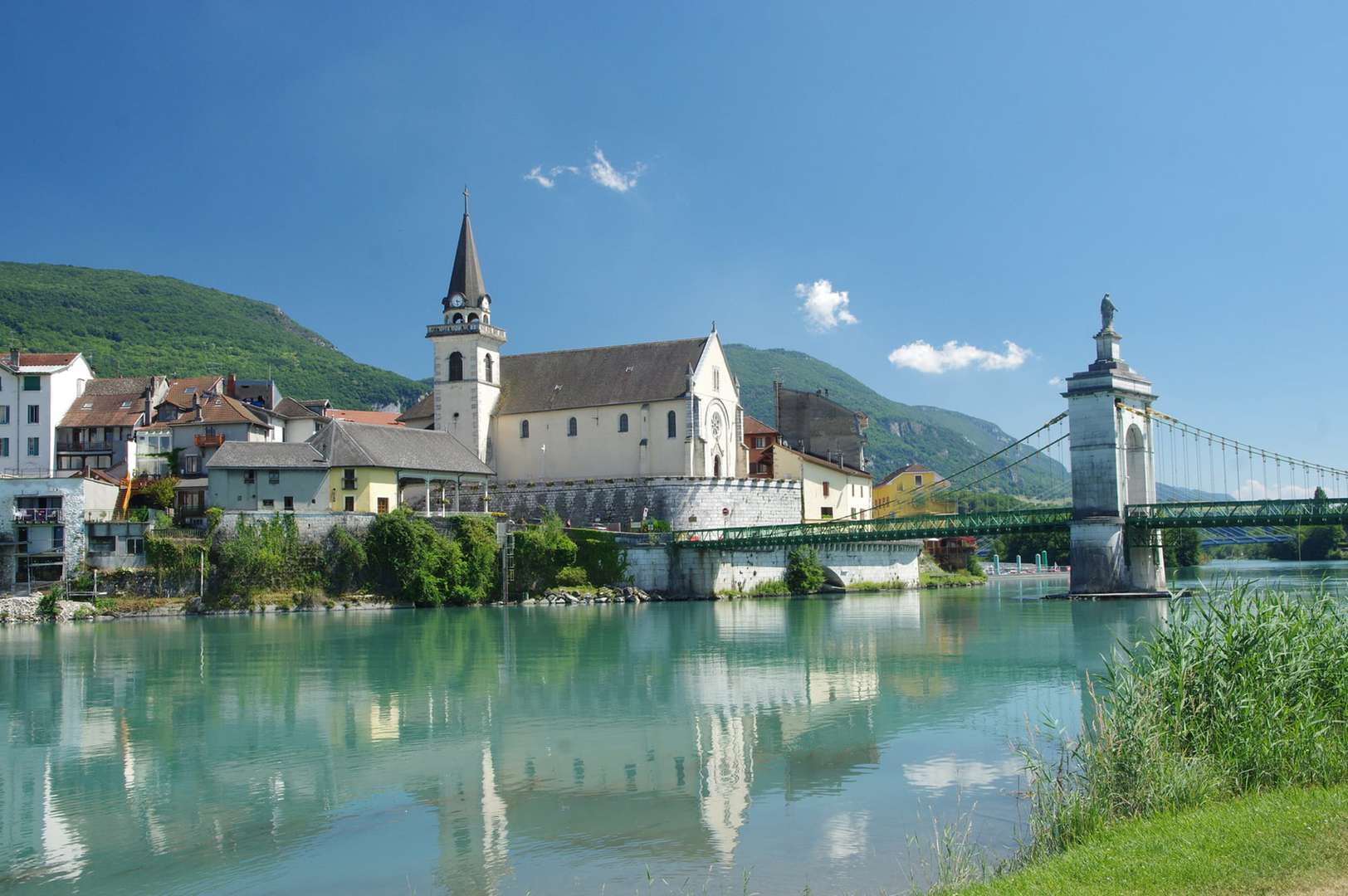 Radreise Schweiz Frankreich Rhoneradweg - Fluss mit alter Brücke und Blick auf Kirche