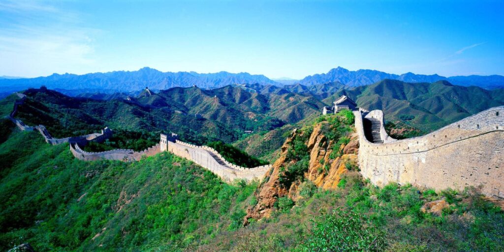 Radreise China - Aussicht auf die große Mauer und die Berge
