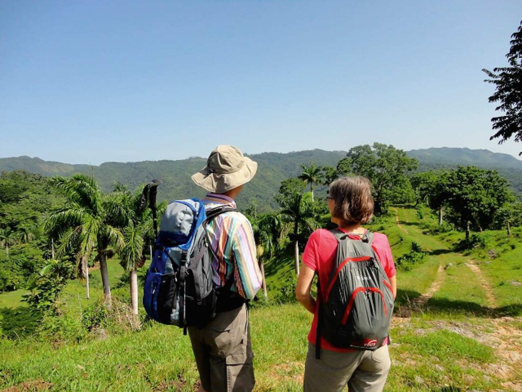 Wanderreise Cuba - Wanderer vor traumhafter Landschaftskulisse