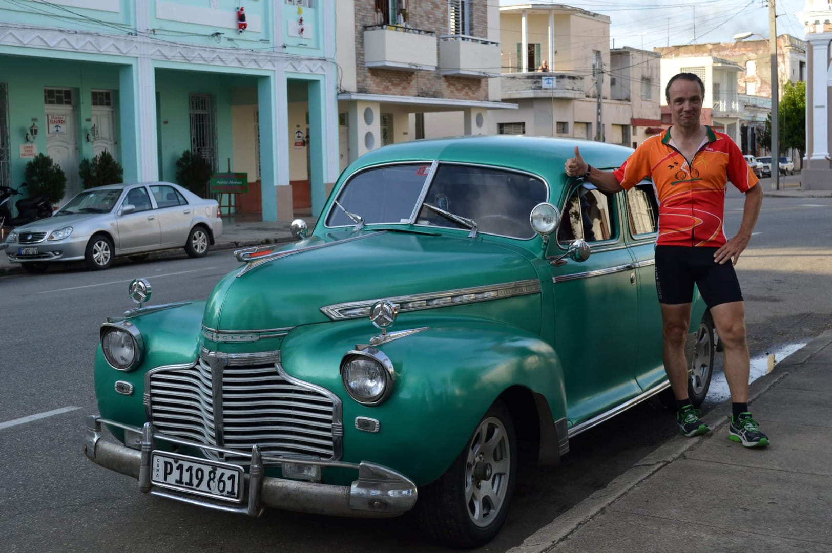 Radreise Cuba - Paul Launer vor Oldtimer