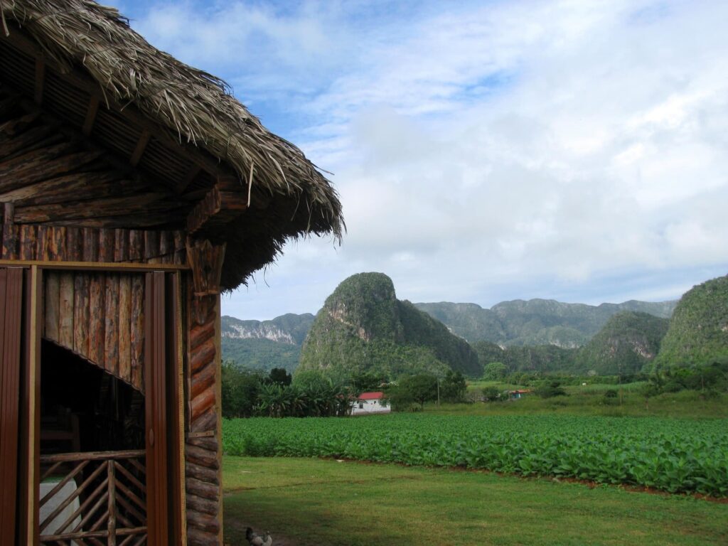 Cuba Radreise - Blick von einer Hütte auf Berge und Felder