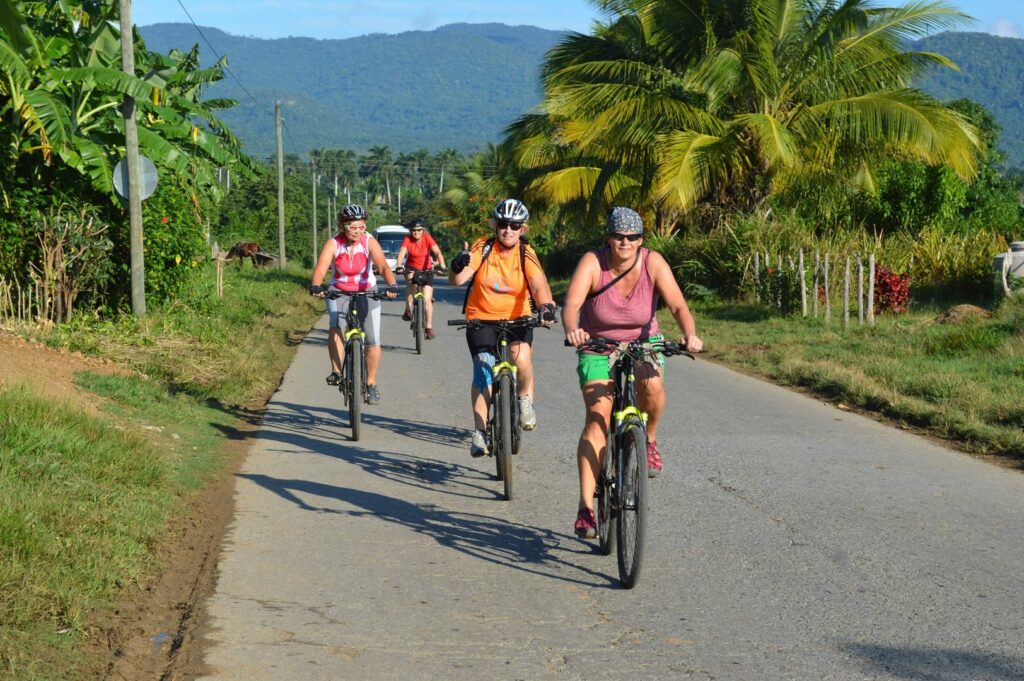 Radreise Cuba - Gruppe strahlender Radler