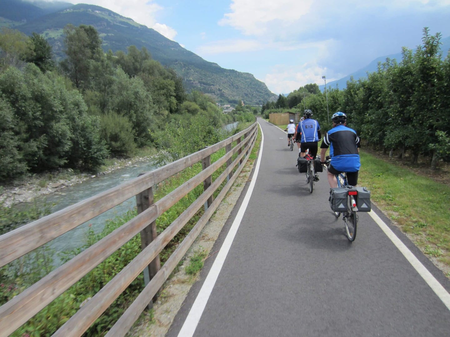 Radreise Deutschland Österreich Italien Via Claudia Augusta, Radler von hinten, die einen sehr schön angelegten Radweg durch das Vinschgau befahren