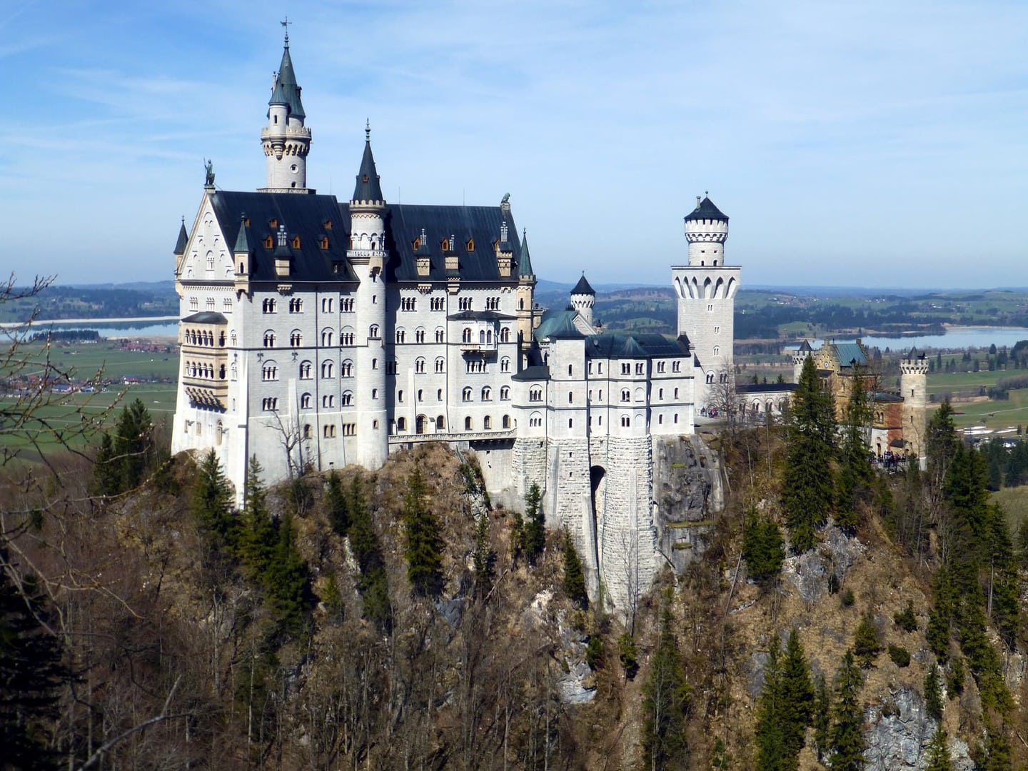 Radreise Deutschland Bayern Alpenrand, Blick auf Schloss Neuschwanstein von der Marienbrücke aus mit dem Forggensee im Hintergrund