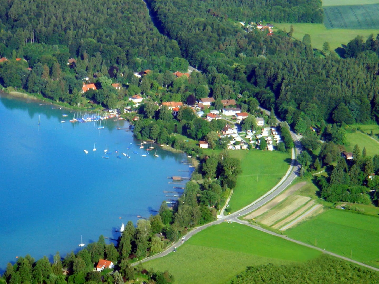 Radreise Deutschland Bayern Alpenrand, Luftbild auf den Wörtsee bei Schlagenhofen