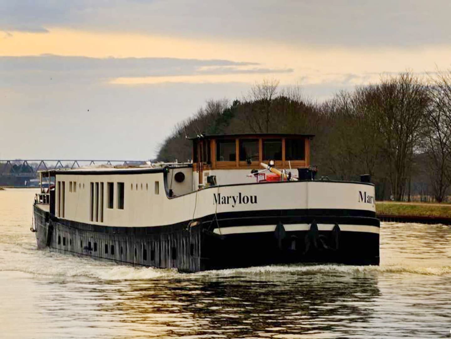 Rad- und Schiffsreise Berlin City Cruise - Marylou im Hintergrund eine Brücke