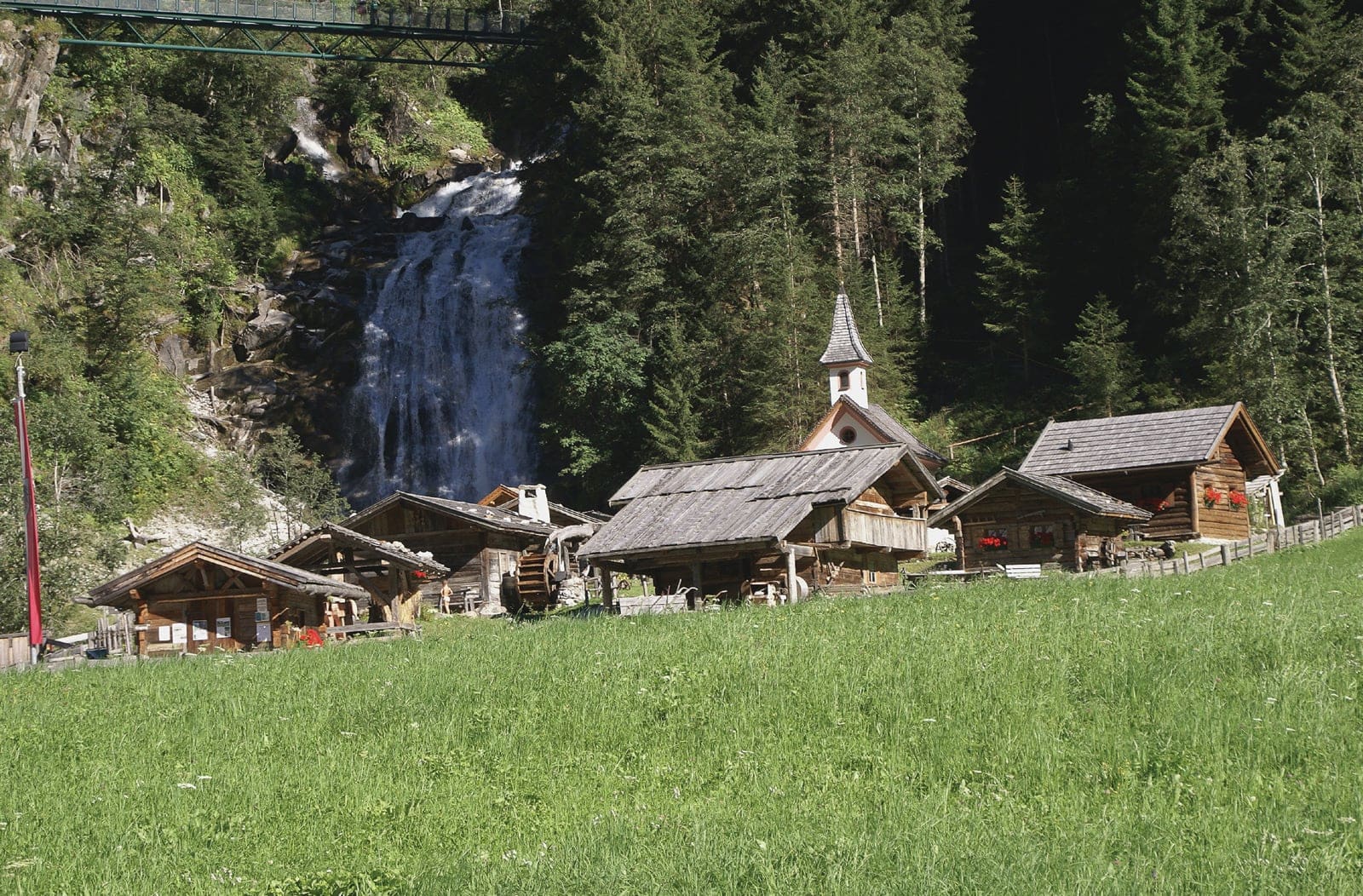 Wanderreise Deutschland Italien Garmisch Sterzing Almhütten vor Wasserfall