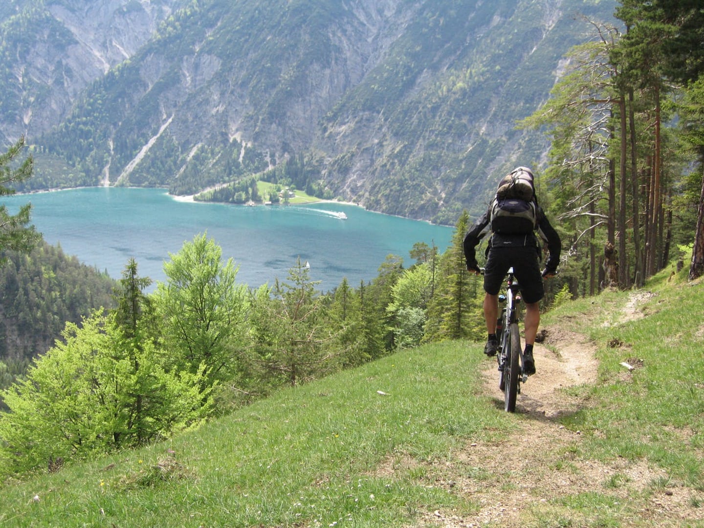 MTB Tour Transalp Chiemsee Gardasee - Mountainbiker mit Blick auf den See