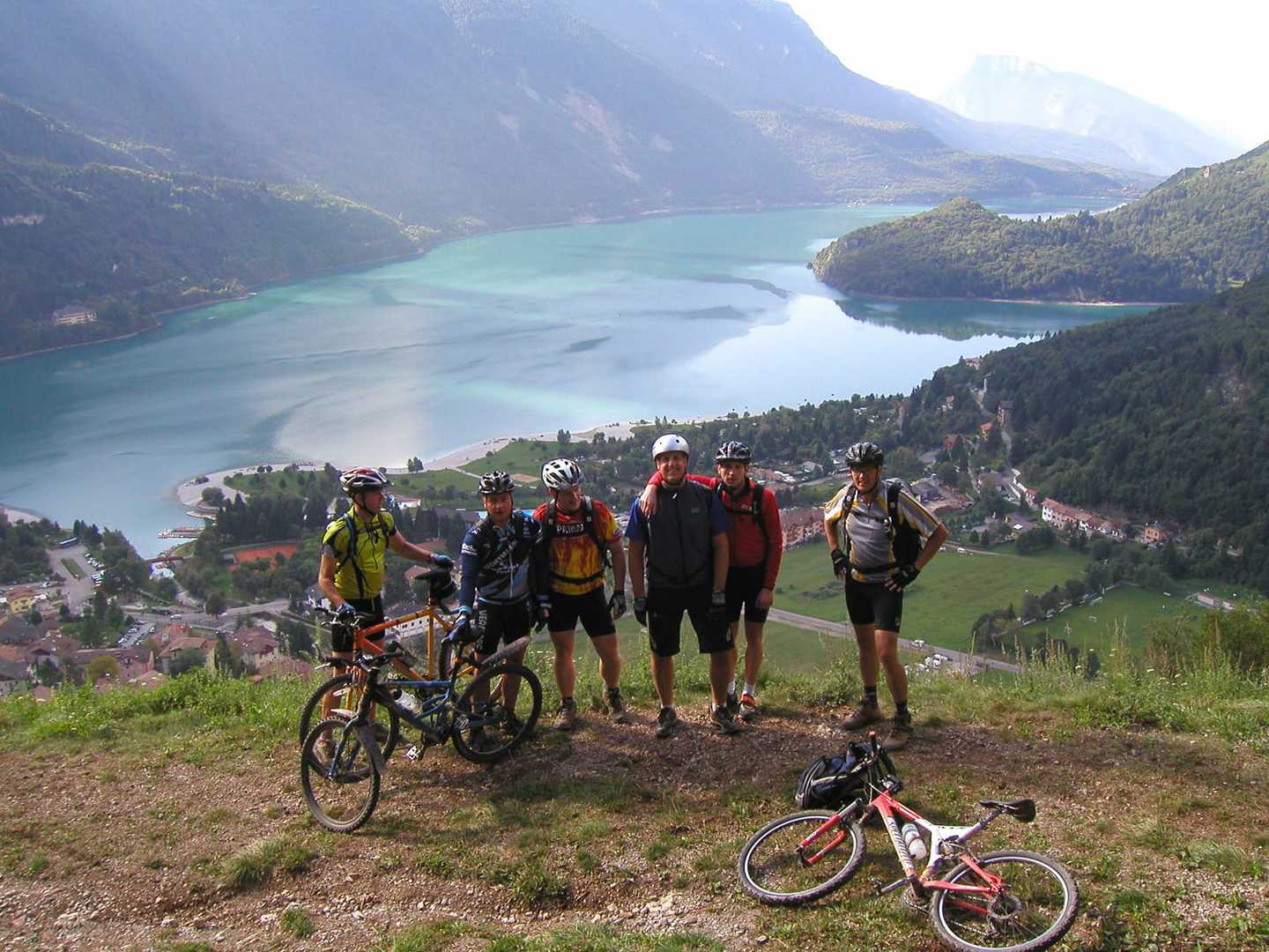 MTB Tour Transalp Chiemsee Gardasee - Mountainbiker machen Pause oberhalb des Sees