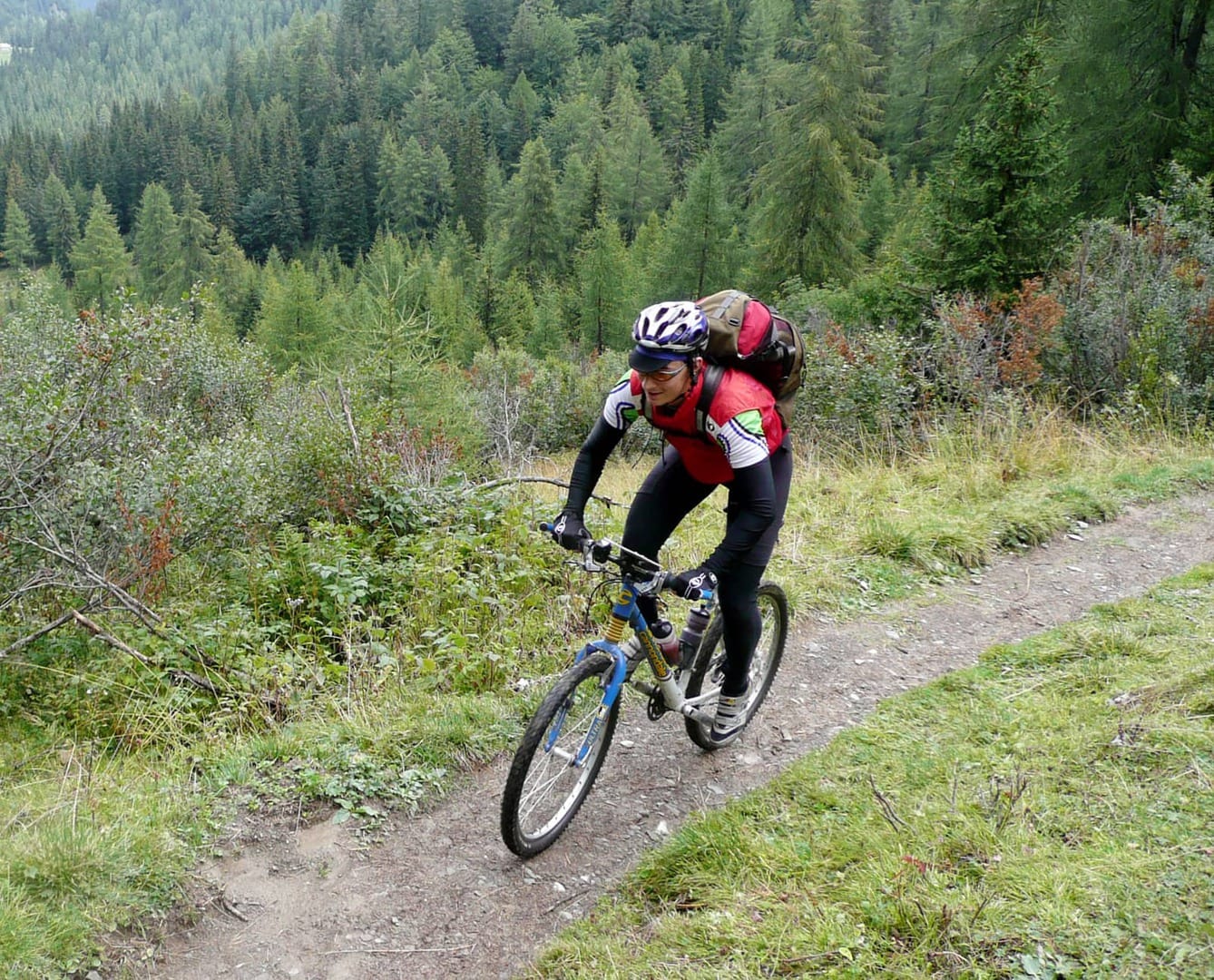 MTB Reise von Oberammergau bis zum Comer See - Mountainbiker auf einem schmalem Pfad unterwegs