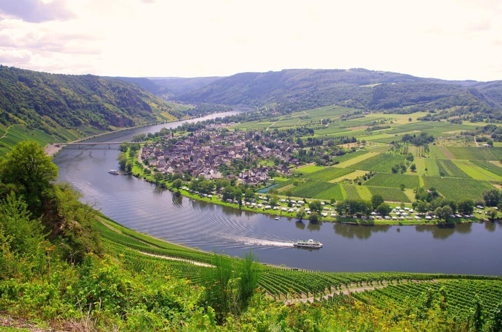 Rad und Schiffsreise Deutschland Koblenz Saarburg Bild von oben Trittenheim