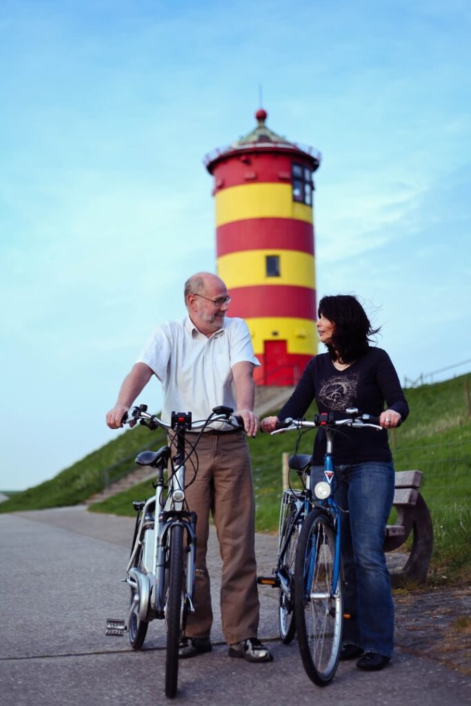 Radreise Deutschland Nordsee Inselhüpfen - Radfahrer Leuchtturm