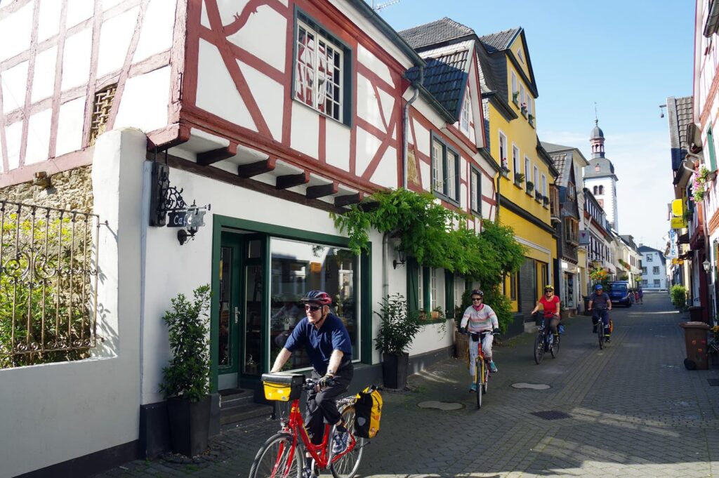 Rad und Schiffsreise Deutschland Köln Mainz Radler durch Altstadt