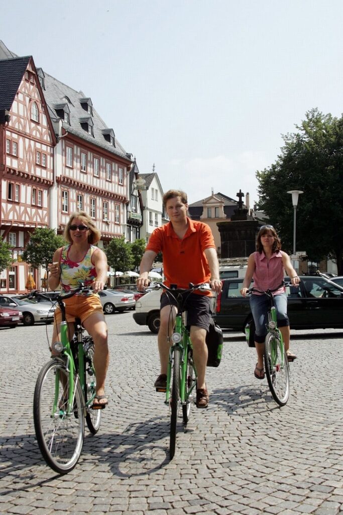 Radreise Deutschland Rheinradweg Main nach Koblenz bzw Köln - Radfahrer Fachwerkhäuser