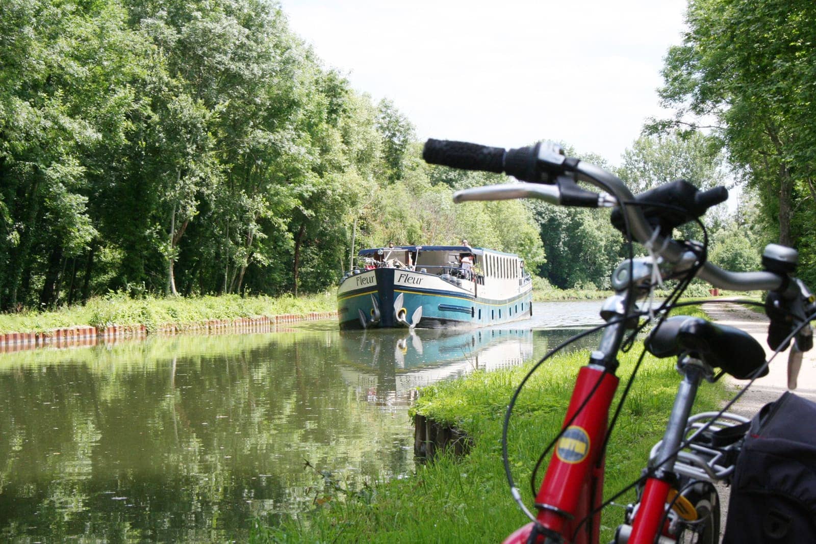 Rad und Schiffsreise Montargis nach Paris - MS Fleur im Wasser