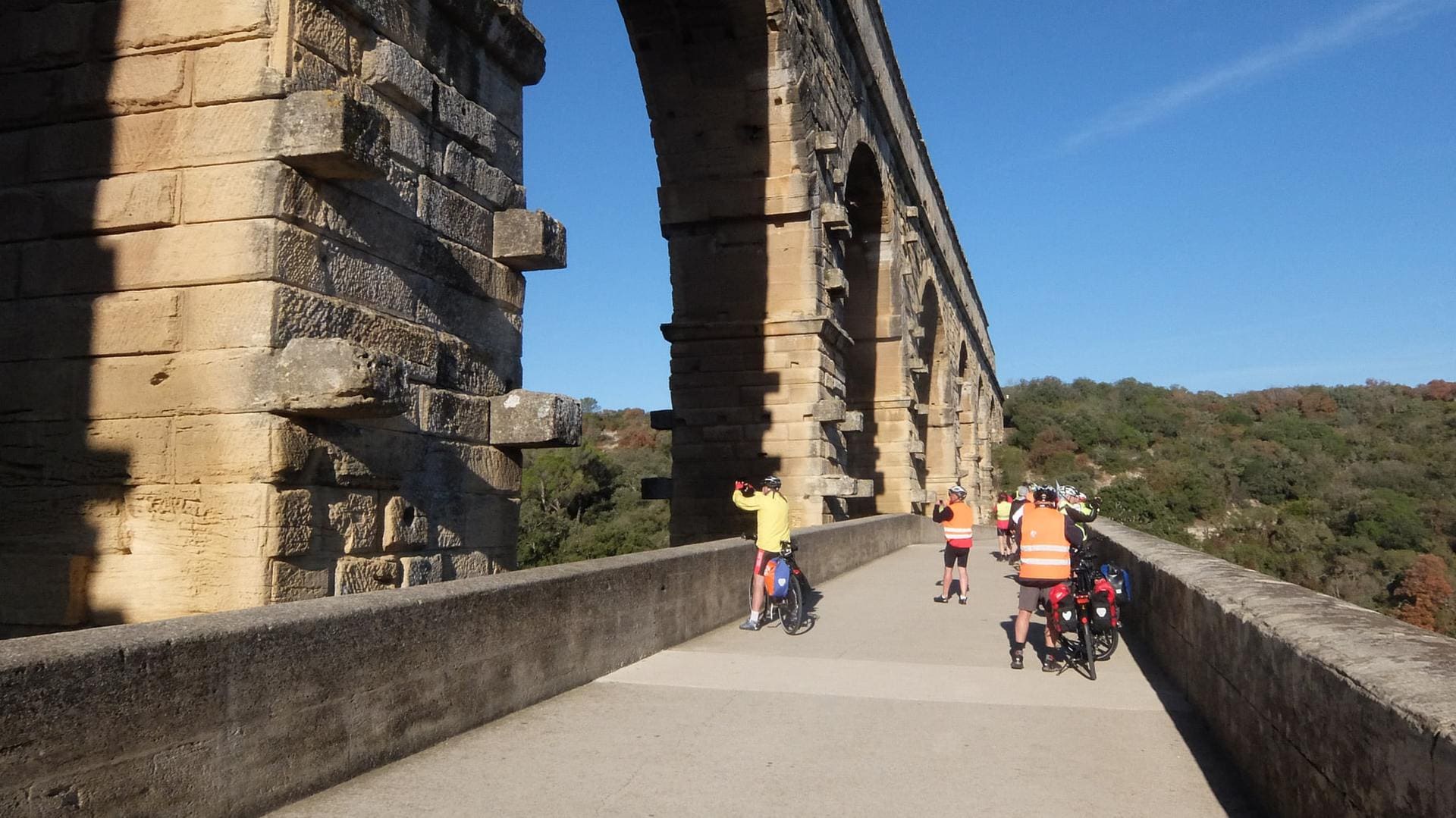 Frankreich Pont du Gard bei Vers-Pont-du-Gard, Rad- und Fußweg auf der Brücke