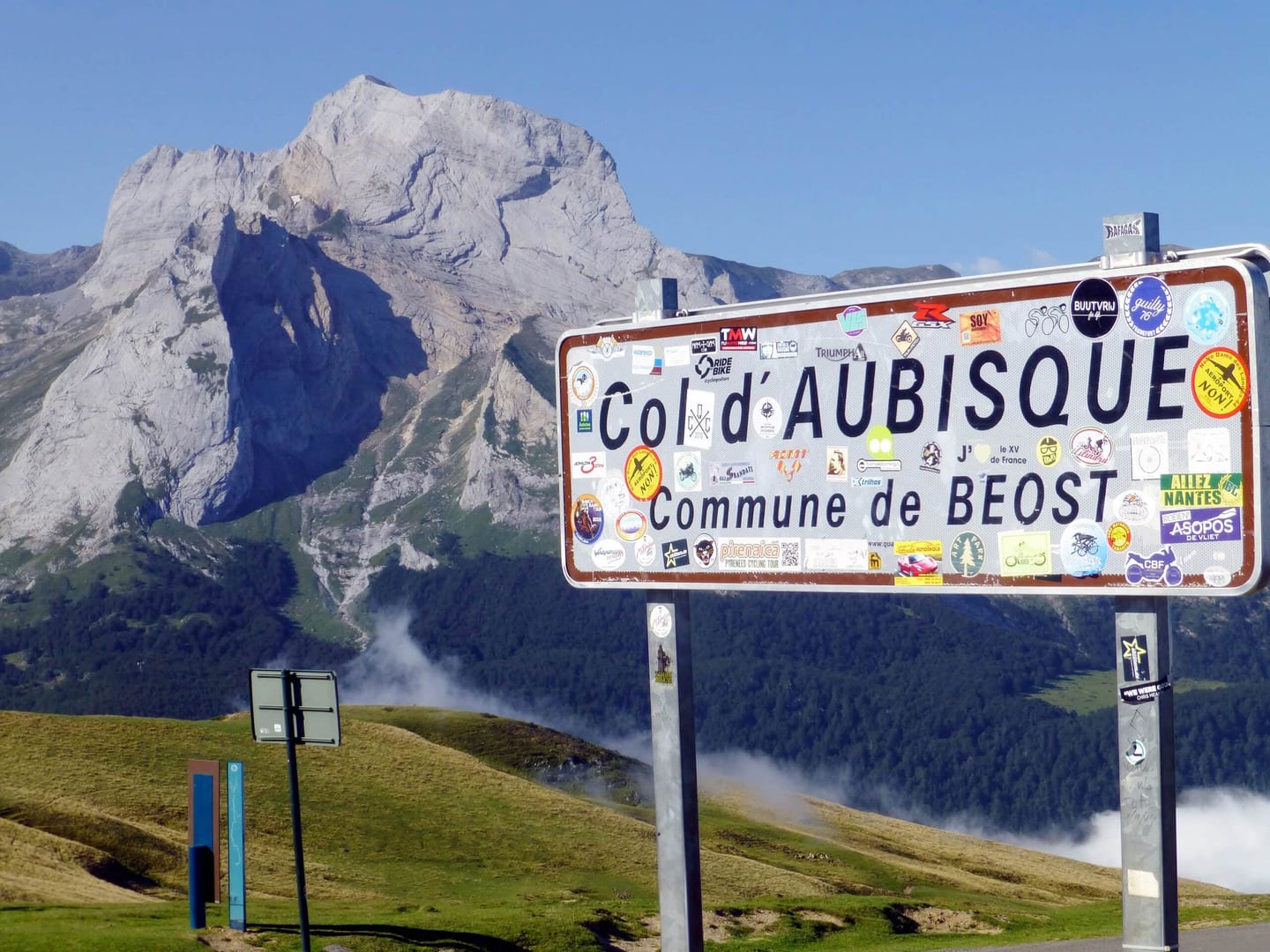 Rennradreise Frankreich und Spanien Pyrenäen, Passschild am Col d' Aubisque mit Blick auf einen gegenüber liegenden Gipfel