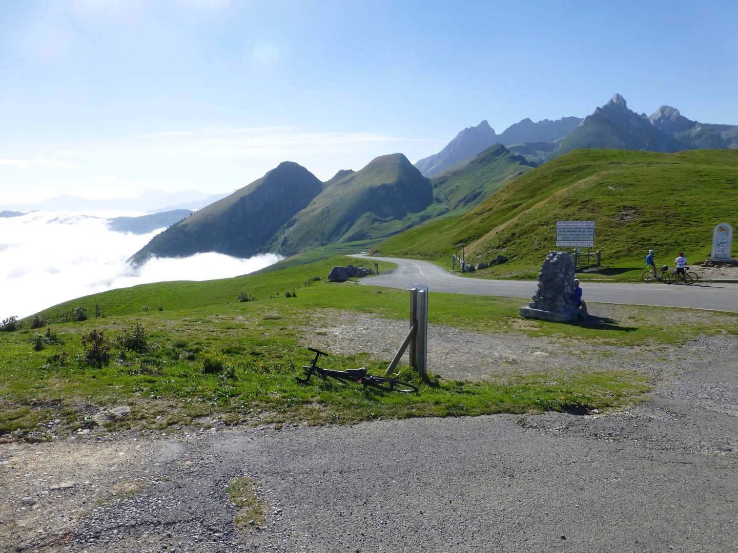 Rennradreise Frankreich und Spanien Pyrenäen, vor der Abfahrt vom Col d' Aubisque mit der Wolkendecke fast bis zur Passhöhe