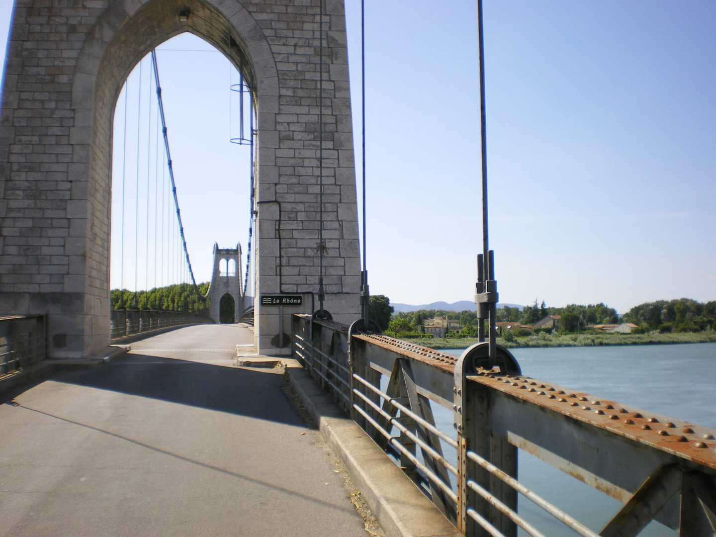 Radreise Frankreich Rhone Radweg - Blick auf Hängebrücke und Fluss