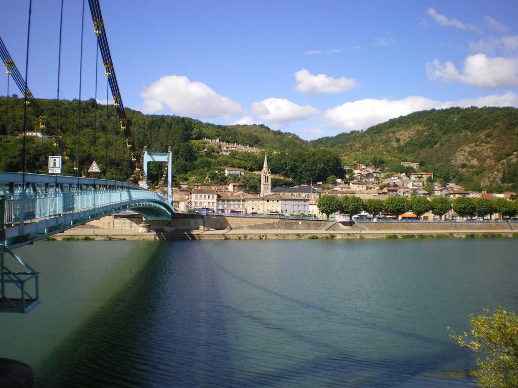 Radreise Frankreich Rhoneradweg Lyon nach Orange - Blick auf schöne Hängebrücke und eine Kirche am Fluss gelegen