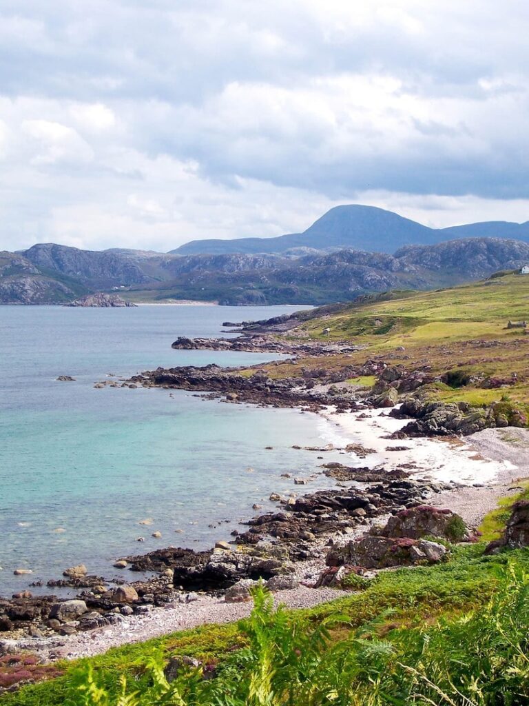 Radreise Großbritannien Schottland, rauhes Ufer eines schottischen Sees (Lochs) mit Bergen im Hintergrund
