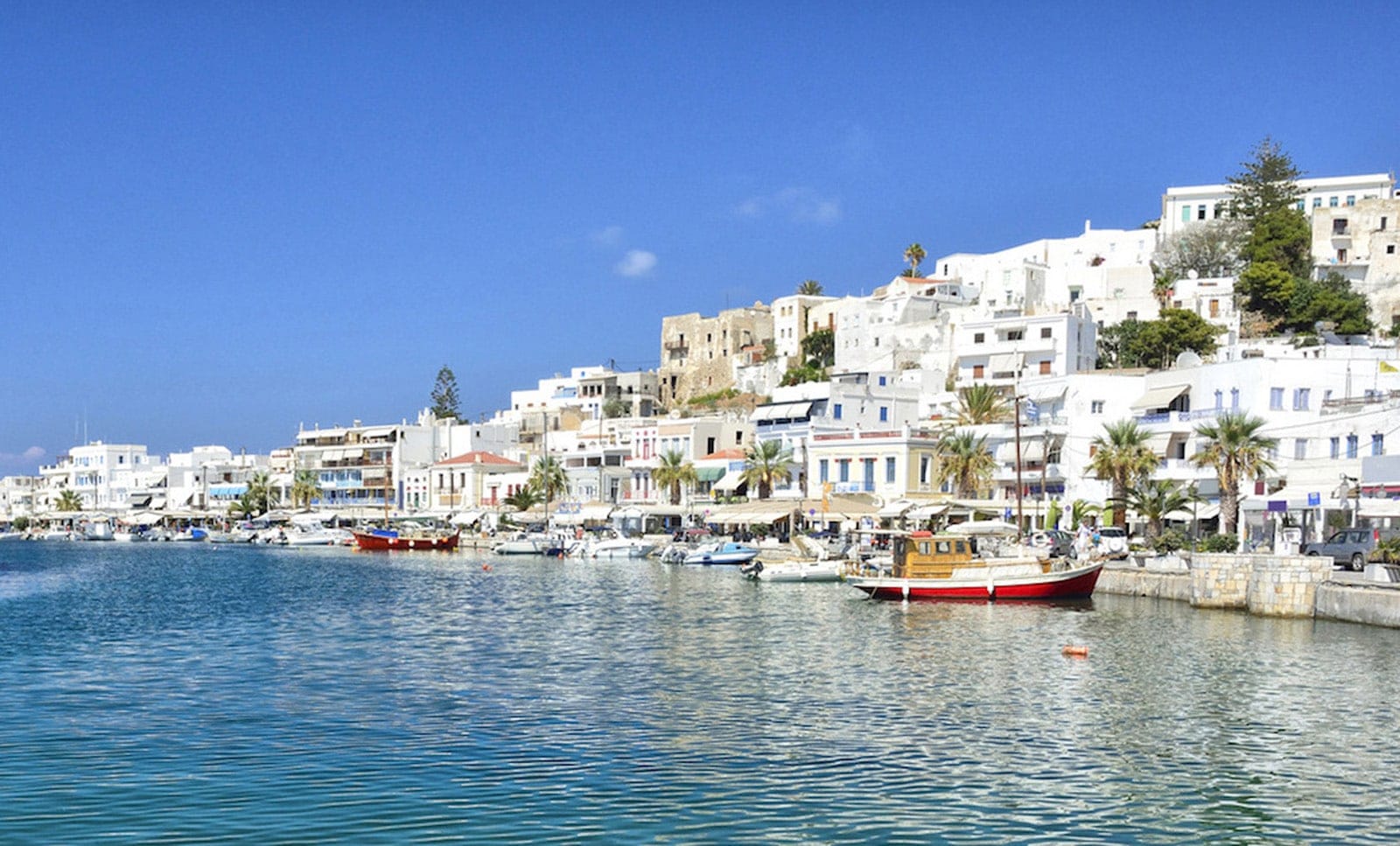 Wanderreise Griechenland Athen Naxos Paros - kleines Städtchen am Hang im Vordergrund Fischerboote