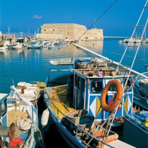 Radreise Griechenland Kreta - Fischerboot und Blick auf Festung