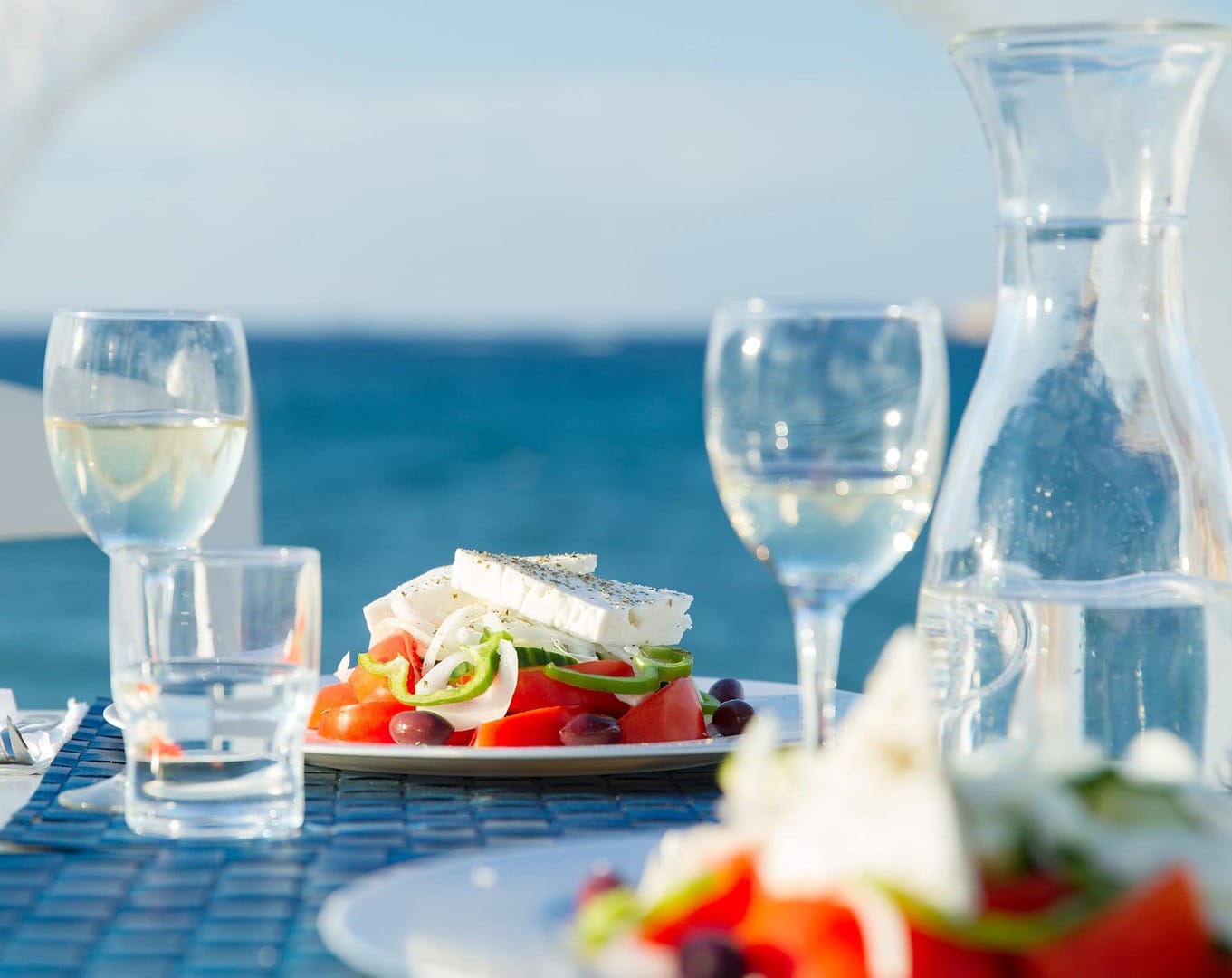 Radreise Griechenland Kykladen - Leckerer Griechischer Salat auf Tisch mit Blick aufs Meer