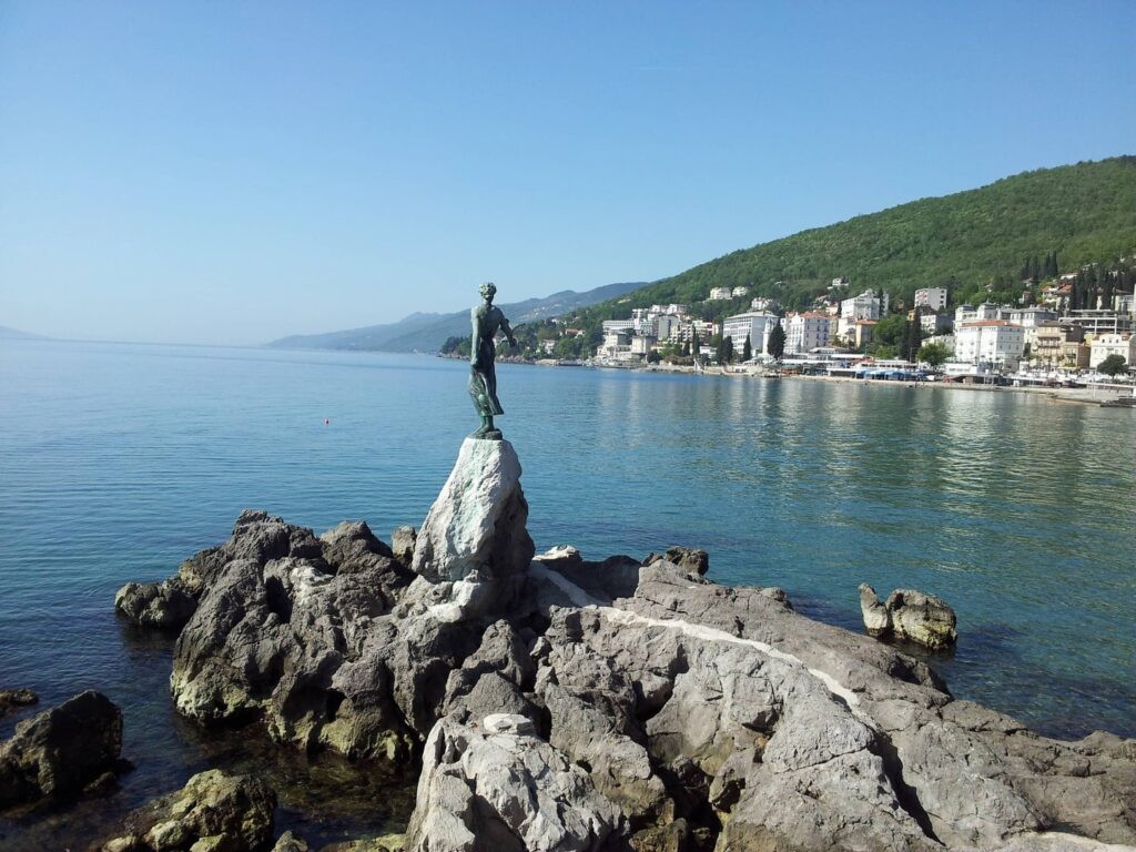 Rennradreise Kroatien Istrien, weibliche Bronzestatue über die Kvarner Bucht nach Opatija blickend