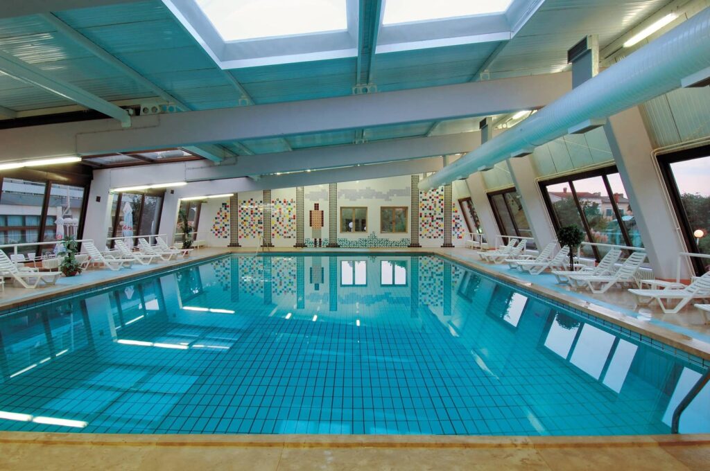 Rennradreise Kroatien Istrien, Blick in den Innen-Swimmingpool des Launer-Standorthotels in Moscenicka Draga