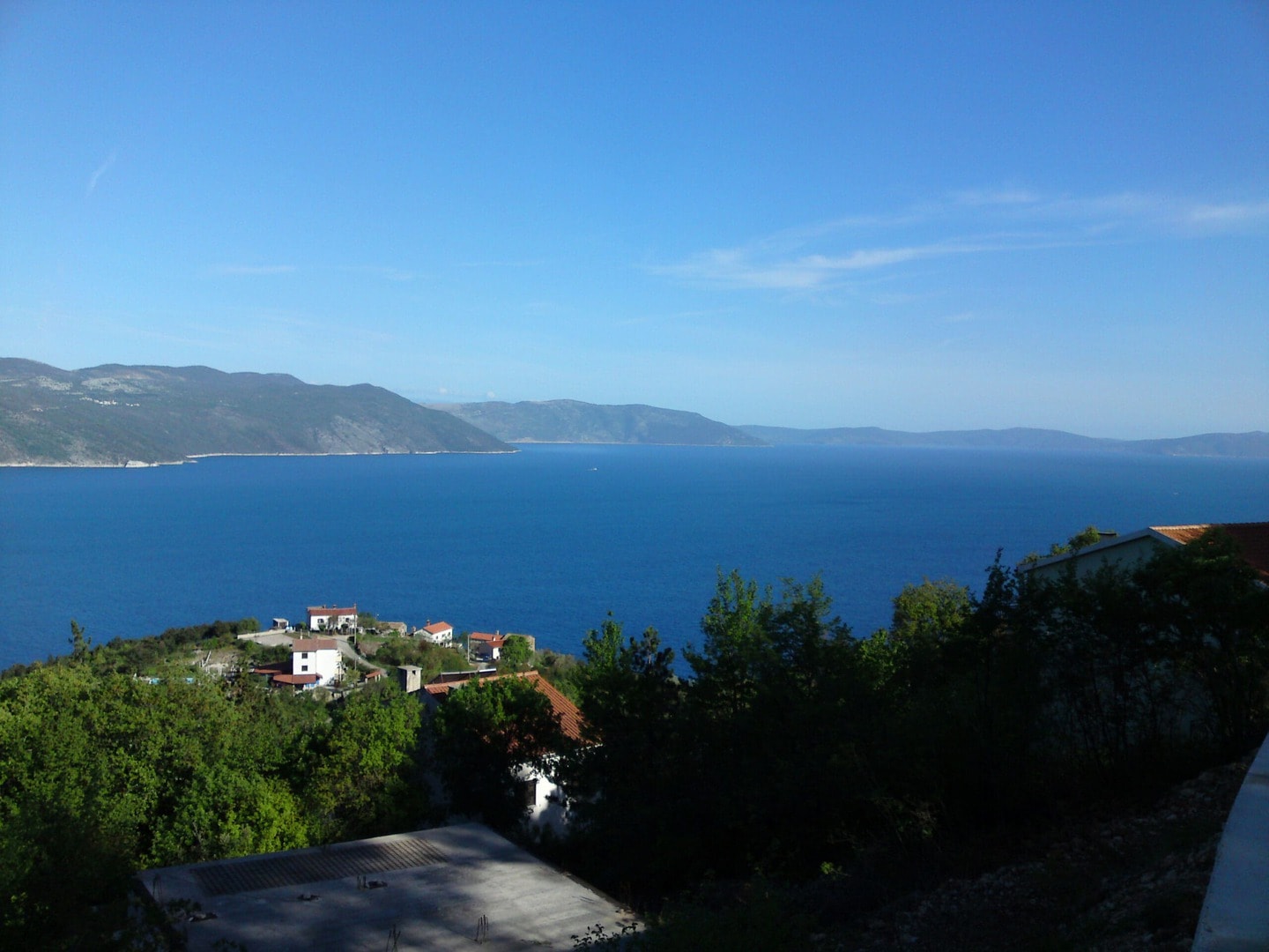 Rennradreise Kroatien Istrien, Blick über die Kvarner Bucht mit Bergrücken die unmittelbar aus dem Meer zu ragen scheinen