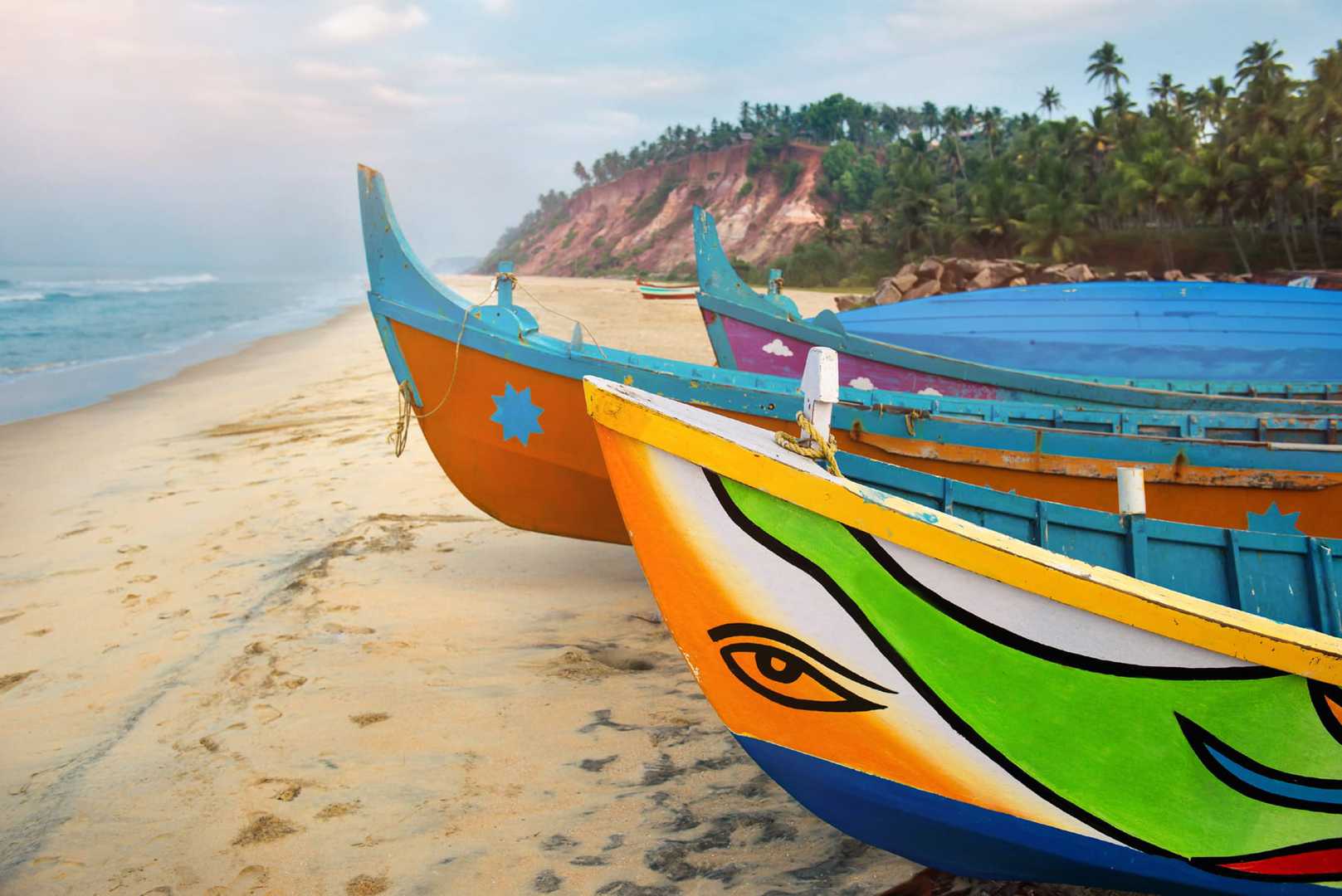 Radreise Indien Kerala - bunte Fischerboote am Strand