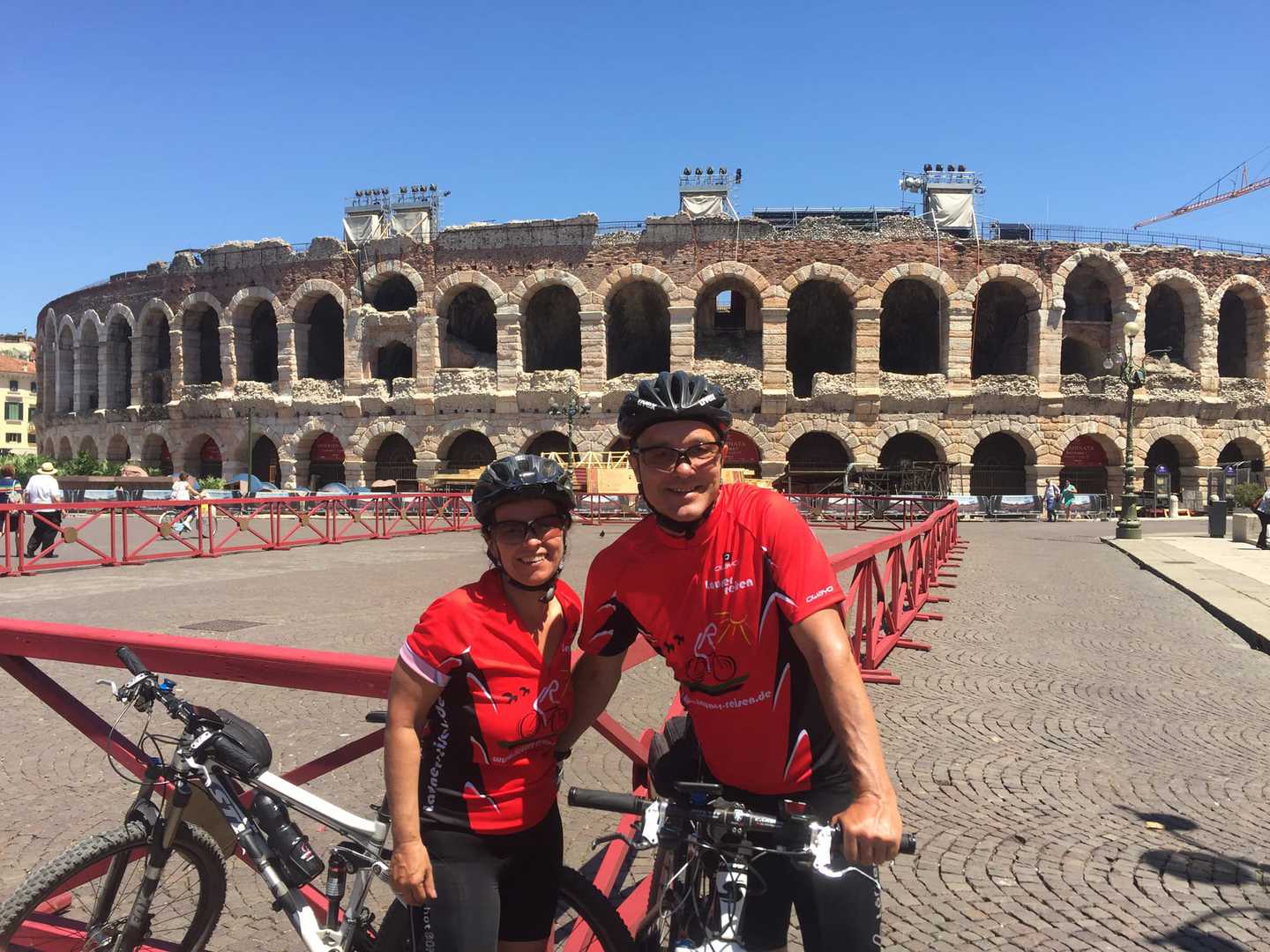 Italien Radreise südlicher Gardasee Barbara & Paul Launer vor der Arena von Verona Arena di Verona