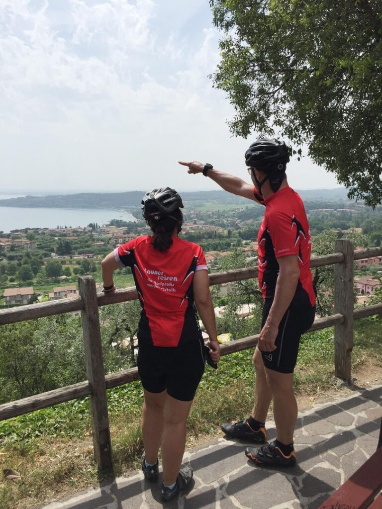 Italien Radreise südlicher Gardasee Barbara & Paul Launer blicken auf den Gardasee