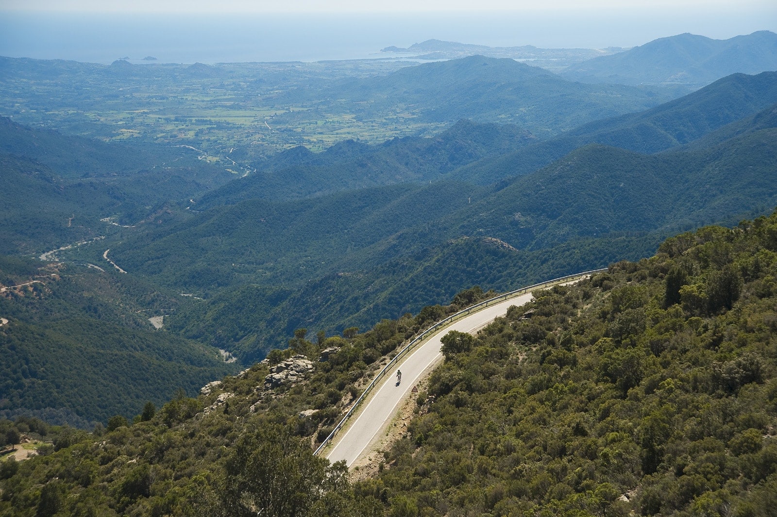 Rennradreise Italien Sardinien Küste zu Küste - Blick von oben auf Rennradler auf einer Passstraße