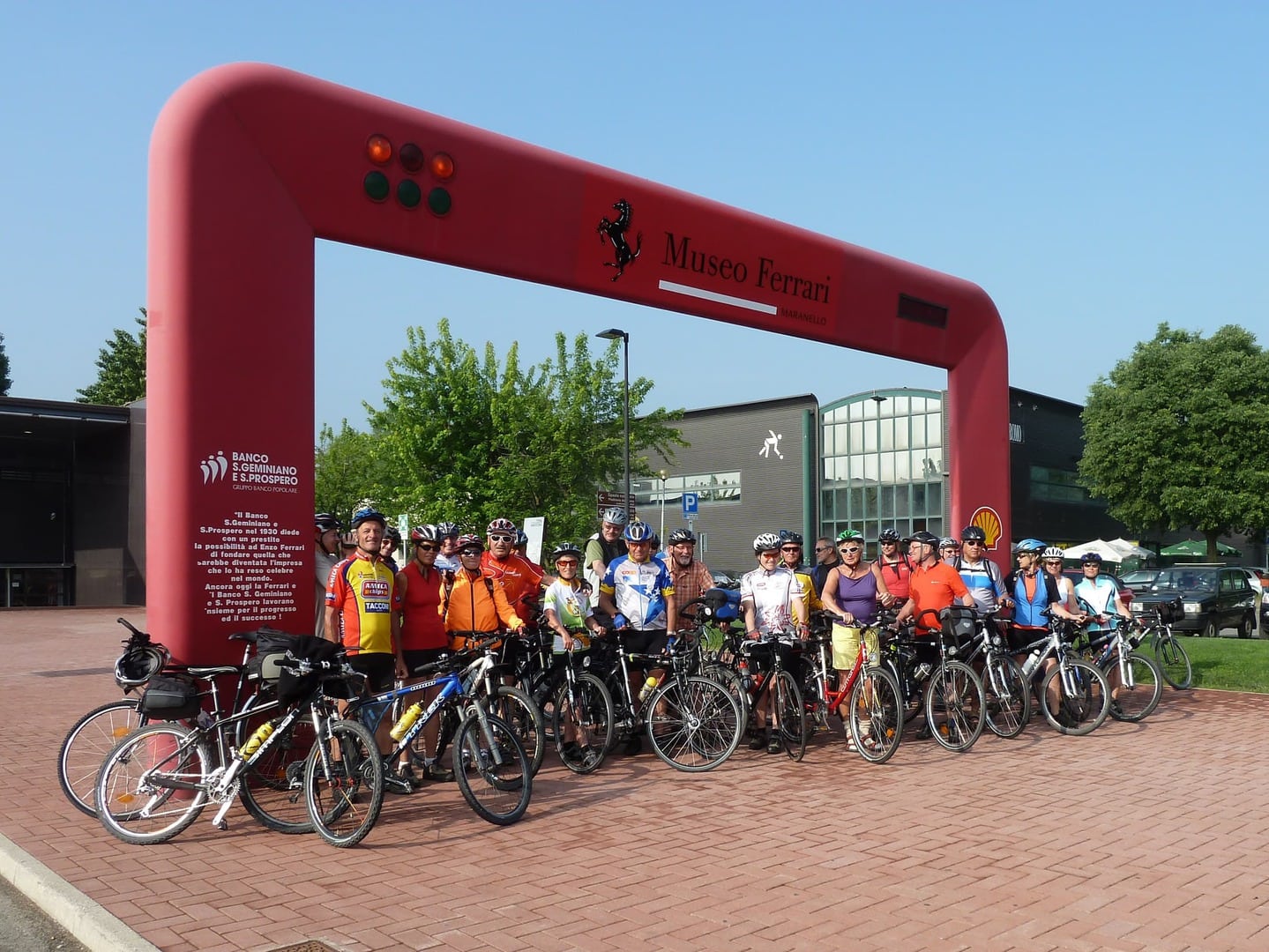 Radreise Italien Alpen-Rom, Launer Radgruppe beim Gruppenbild vor dem Roten Bogen vor dem Farrari-Museum in Maranello