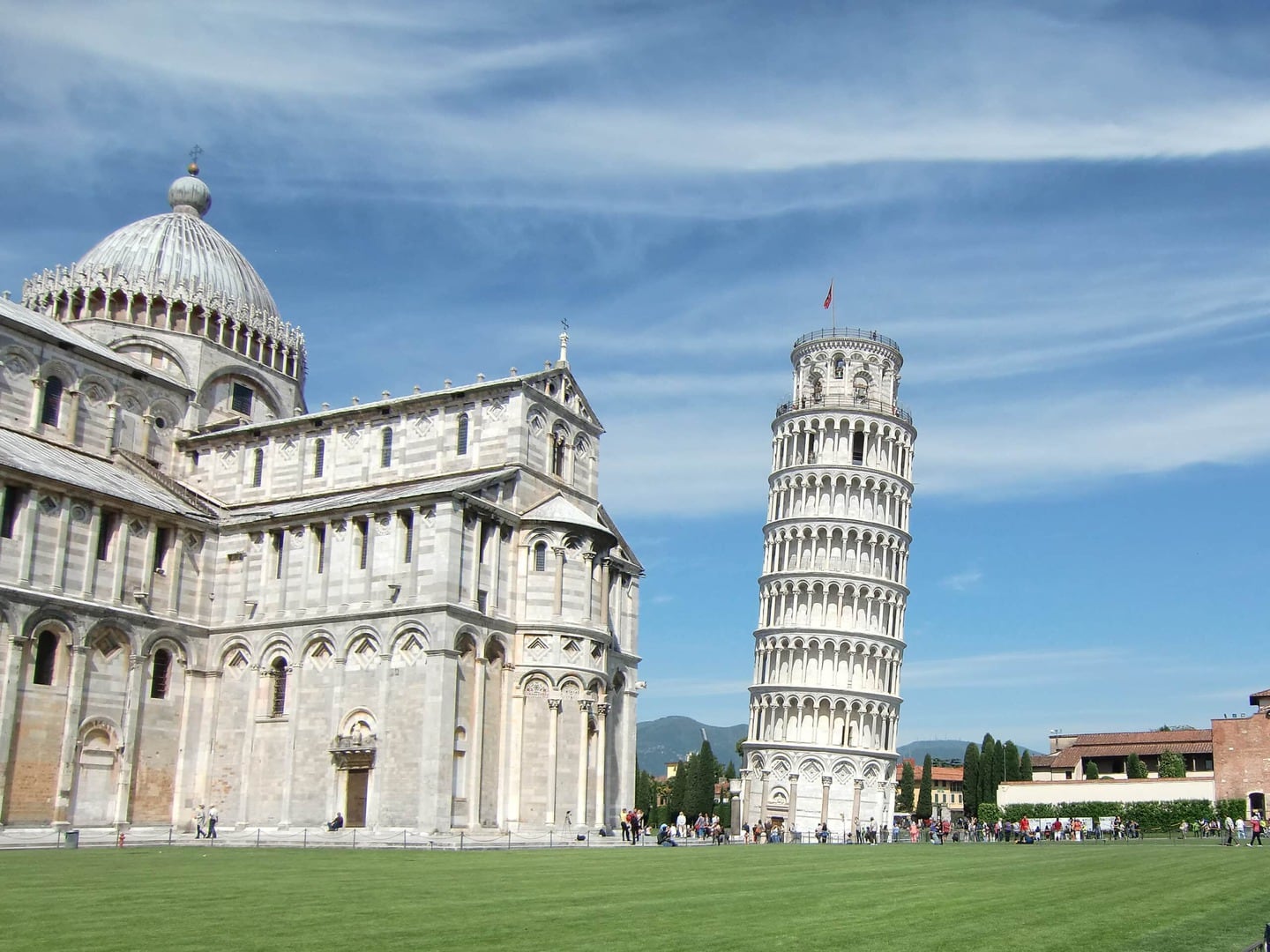 Radreise Italien Alpen-Rom, Piazza dei Miracoli (Platz der Wunder) mit dem Dom Santa Maria Assunta und seinem Glockenturm (Capanile), dem schiefen Turm von Pisa