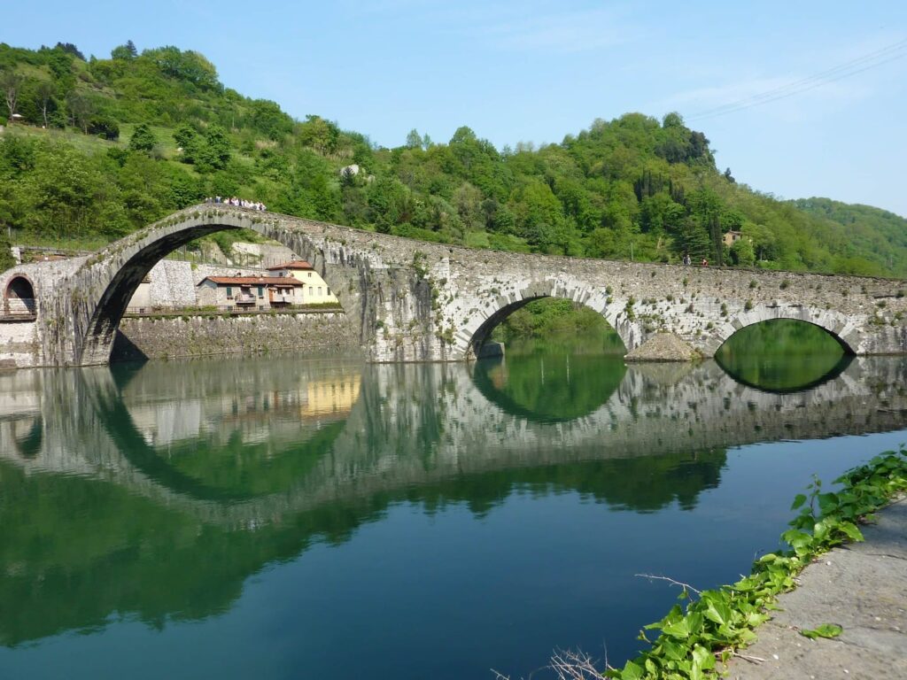 Radreise Italien Alpen-Rom, historische alte Steinbrücke Ponte della Maddalena in der Nähe von Lucca