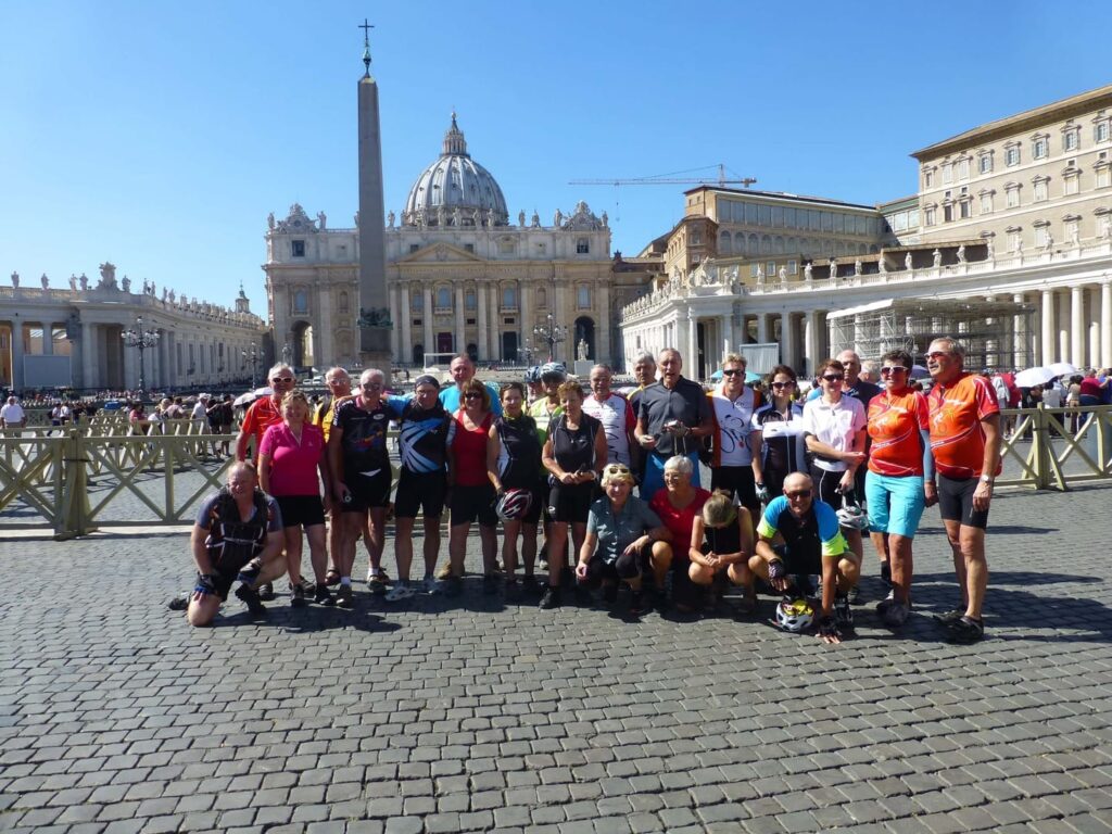 Radreise Italien Alpen-Rom, Launer-Radgruppe beim Gruppenbild am Petersplatz mit der Kuppel des Petersdoms im Hintergrund