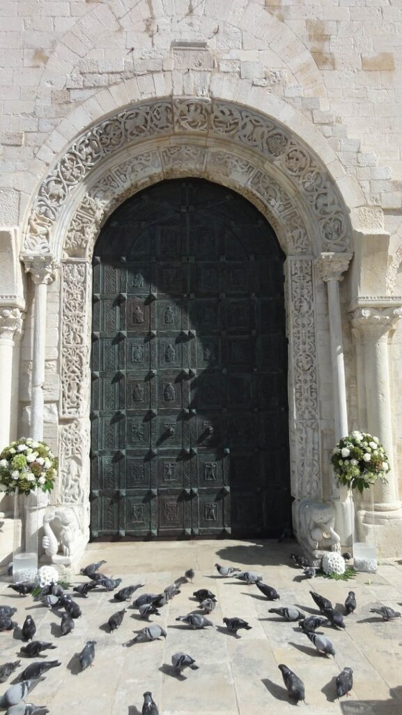 Italien Apulien - Kirchenportal, Kircheneingang