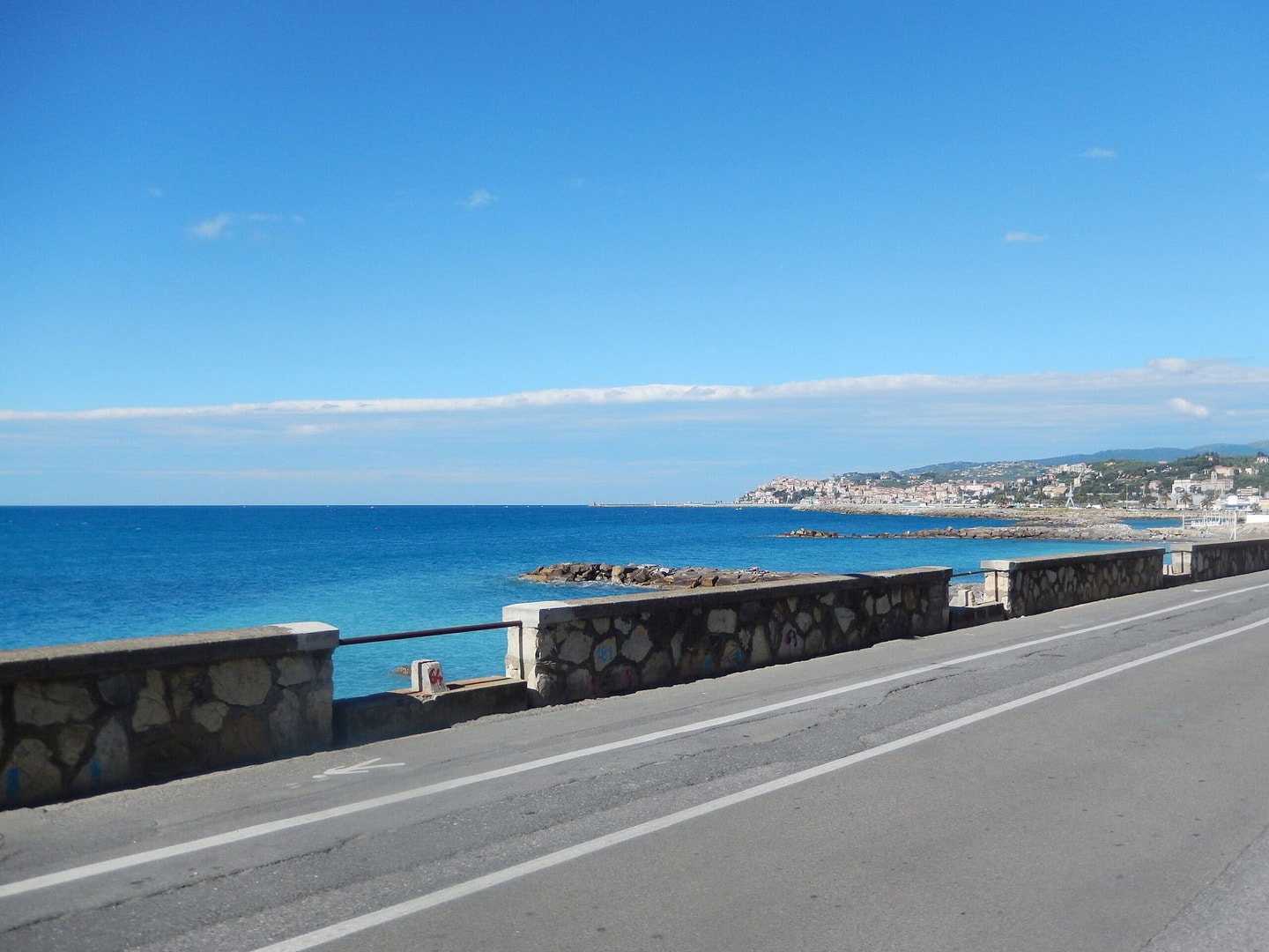 Radreise Italien Ligurien Blumenriviera, Blick von der Küstenstrasse über eine große Bucht Liguriens