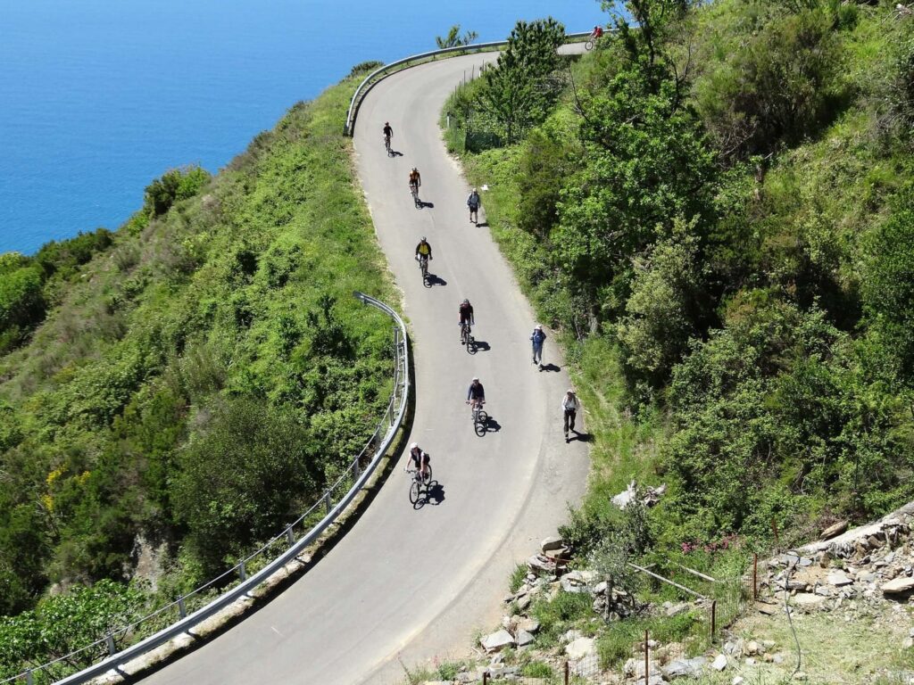 Radreise Italien Cinque Terre - Radlergruppe fährt einen Pass