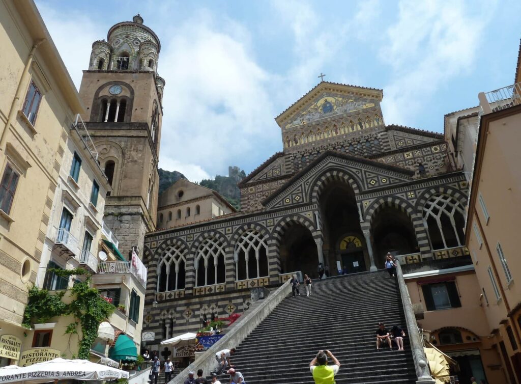 Radreise Italien Rom Sizilien, der Dom von Amalfi mit seiner grossen Treppe im Vordergrund und einige verstreute Touristen