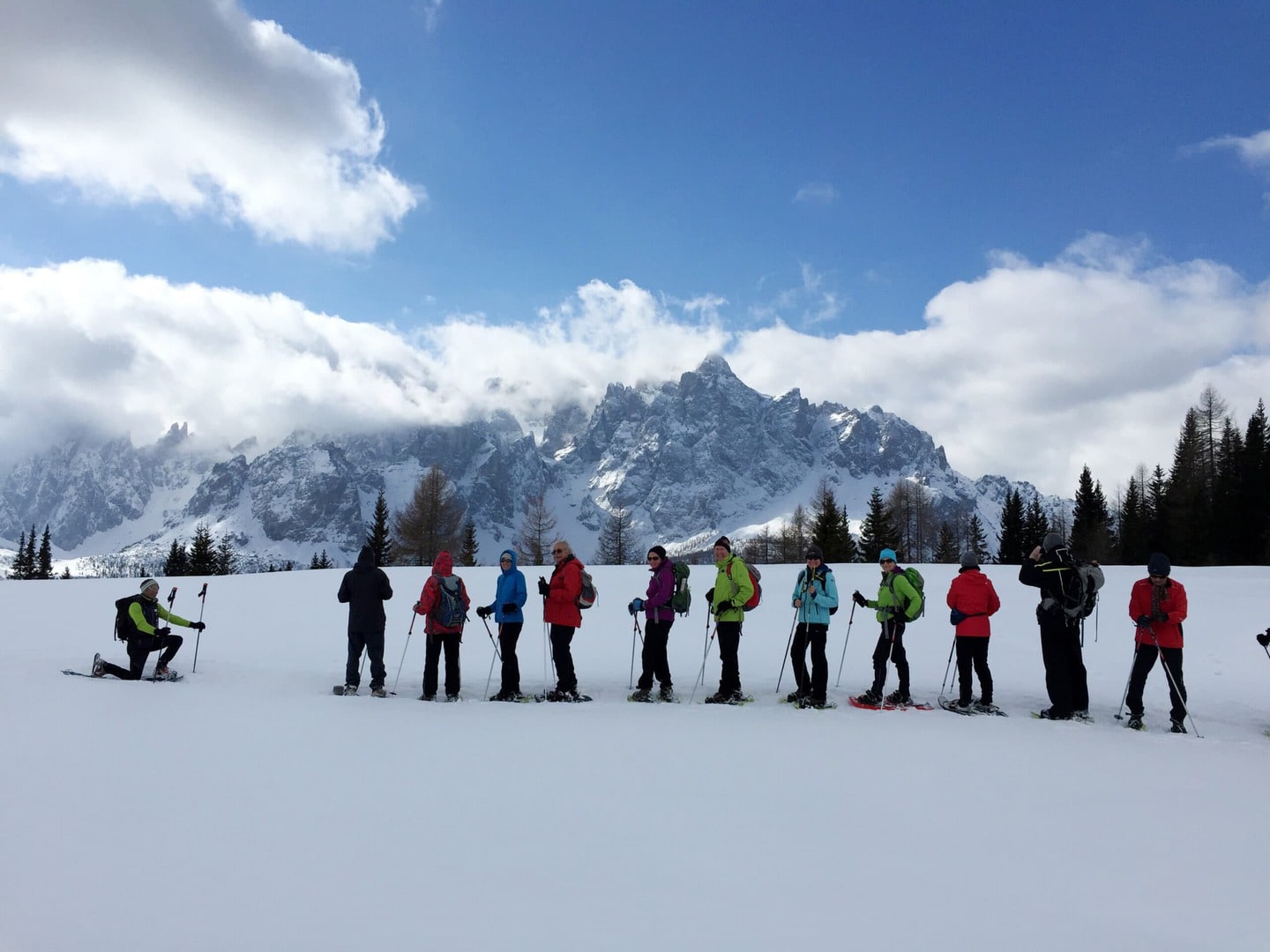 Schneewandern Italien Südtirol - die ganze Gruppe vor einem Bergmassiv