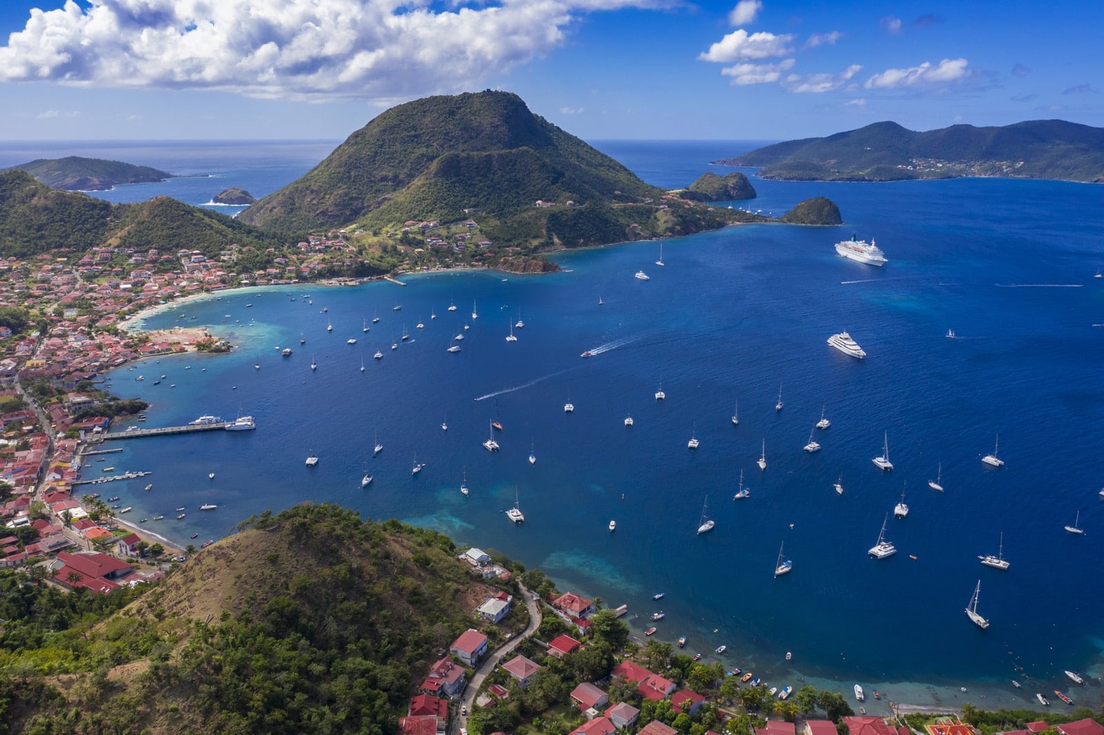 Radreise Karibik Guadeloupe und Martinique - Blick von oben auf Küste und Meer