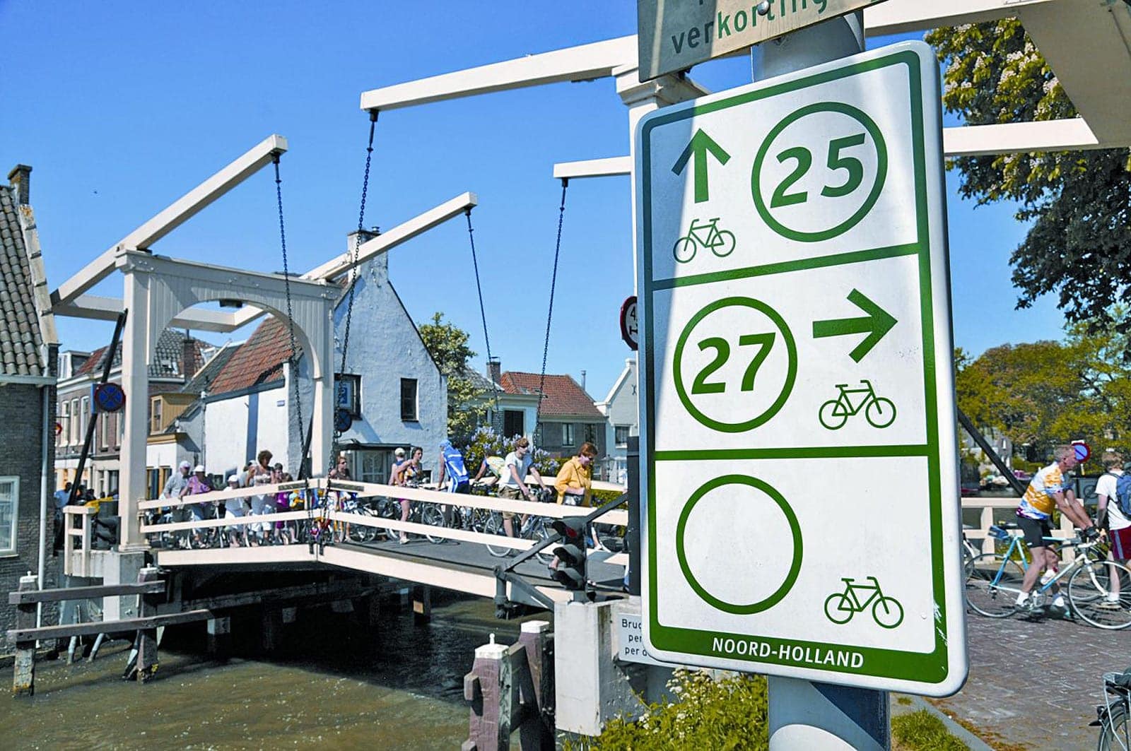 Rad und Schiffsreise durch Nordholland - Radfahrer auf Brücke