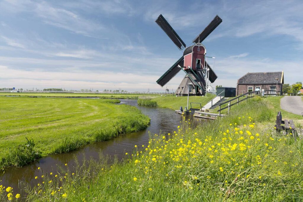 Rad und Schiffsreise durch Südholland - wunderschöne Windmühle am Wasser