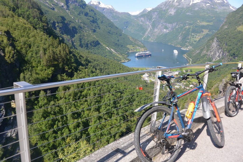 Radreise Norwegen Fjorde - Pause mit Blick auf Geiranger Fjord